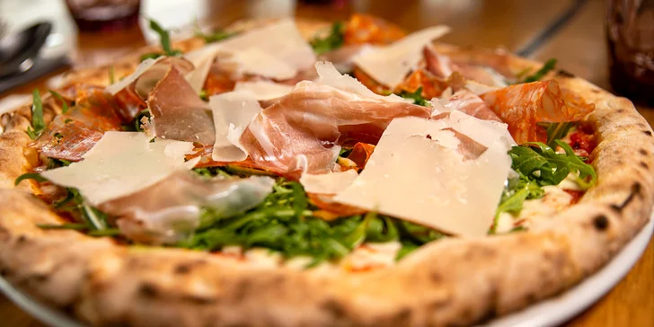 Mají tu pizzy s krevetami, různými druhy sýrů i salámů.