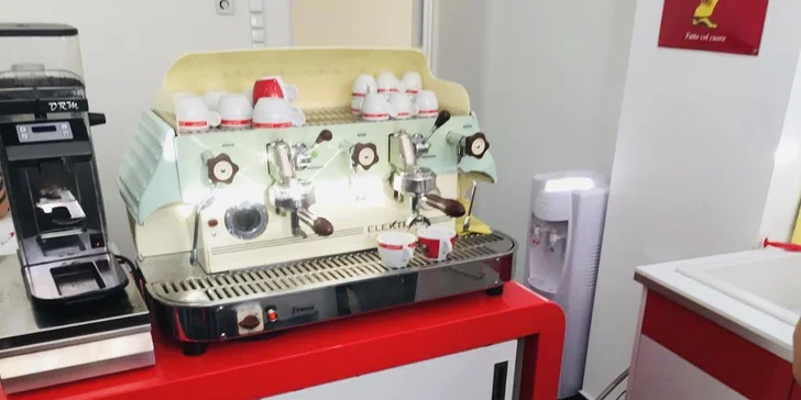 Začátečníci si osvojí techniku přípravy jednotlivých druhů káv.