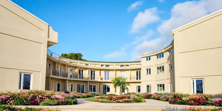 Resort disponuje třemi bary – hlavním, u bazénu a na pláži. 