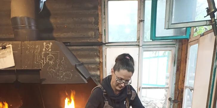 Zapůjčení pracovních pomůcek, jako jsou rukavice, ochranné brýle, kladivo atd., je v ceně.