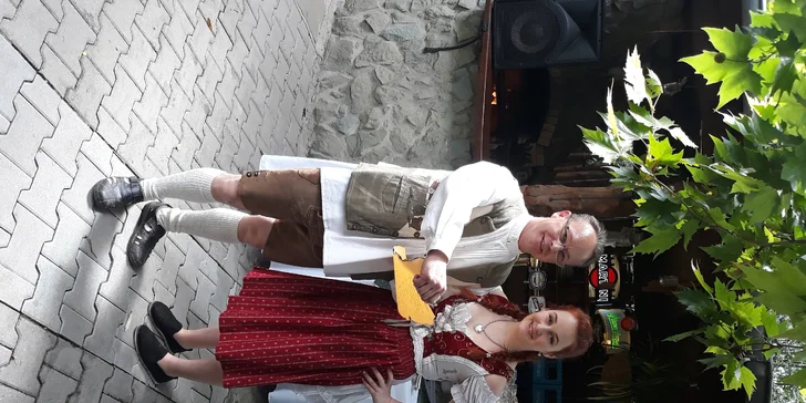 Za hezkého počasí si jídlo vychutnáte venku. 