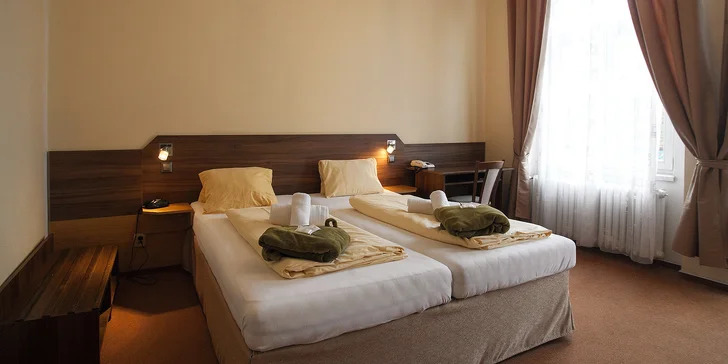 Chybět nebude ani televize se satelitním přijímačem, lednice a minibar. Za příplatek můžete mít pokoj s balkonem či terasou.