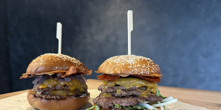 Smash burger dodává chuť slanina, karamelizovaná cibulka a dressing z pečeného česneku.