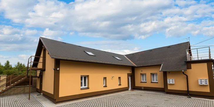 K budove patrí veľké súkromné parkovisko.