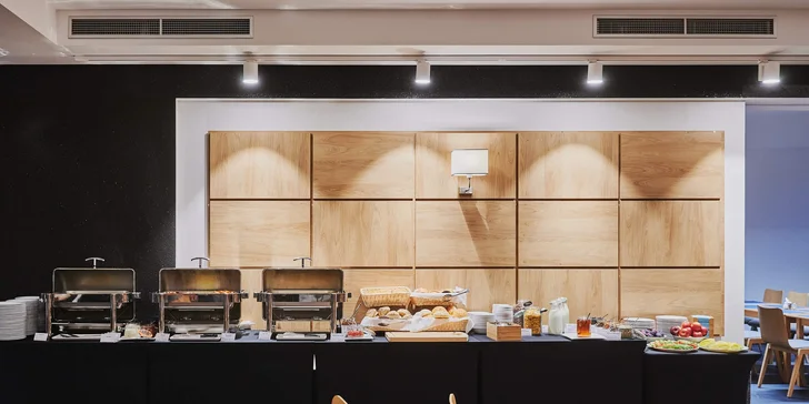 Každé ráno vás v restauraci čeká snídaně. U variant s polopenzí se pak můžete těšit i na večeře. 