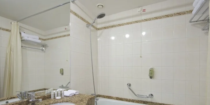 Samozřejmostí je vlastní koupelna s vanou nebo sprchovým koutem.