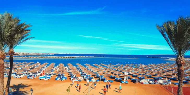 Resort se rozprostírá v jižní části Hurghady přímo na dlouhé písčité pláži.