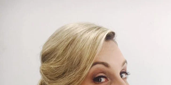 Vlasový styling zahrnuje relaxační mytí, foukanou a finální úpravu.