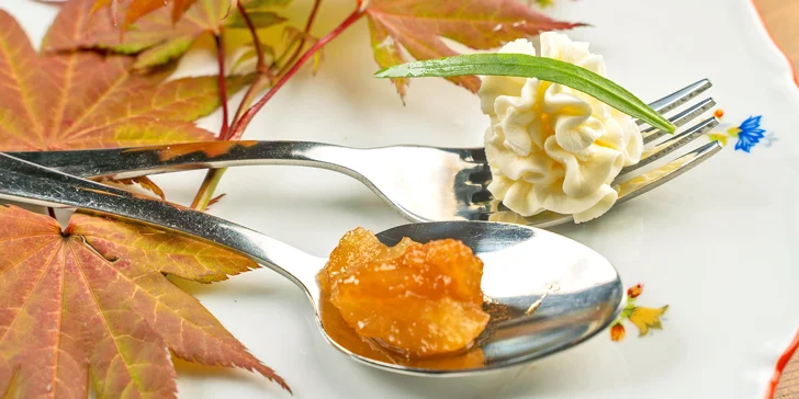 Hostinu zahájí amuse bouche: bylinkový krém z čerstvého beskydského sýru s hruškovou marmeládou.