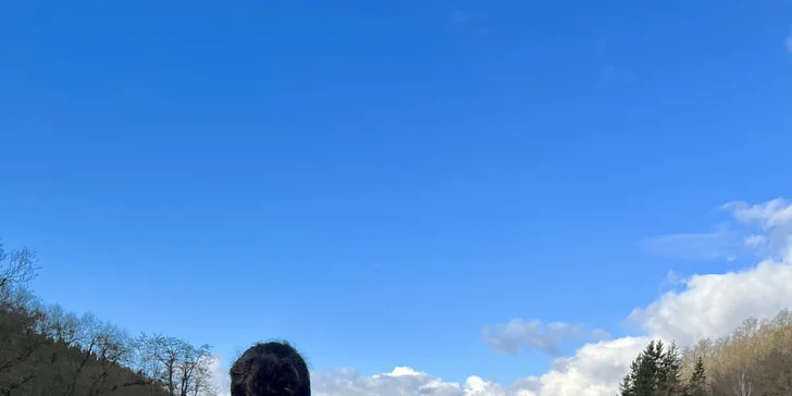 Na řece je pro vás k dispozici loďka. 
