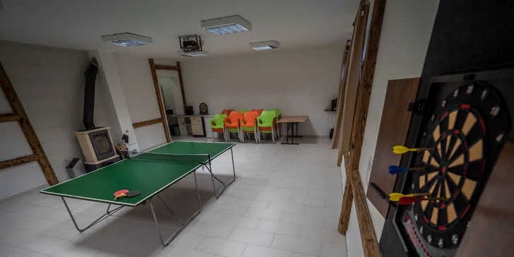 Ve vile je i společenská místnost, kde si zahrajete ping-pong nebo šipky.