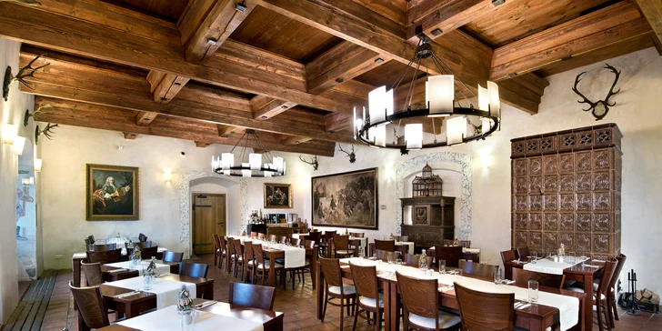Restaurace sídlí v historické tvrzi a patří k ní zastřešená terasa. 