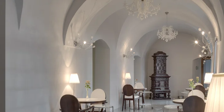 Súčasťou reštaurácie je aj kaviareň, zámocký bar, salónik Vo veži a vínna pivnica Biskupa Jána.