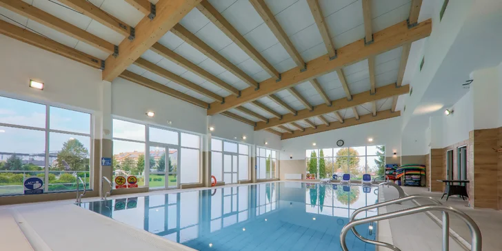 Součástí wellness je vnitřní i venkovní bazén.