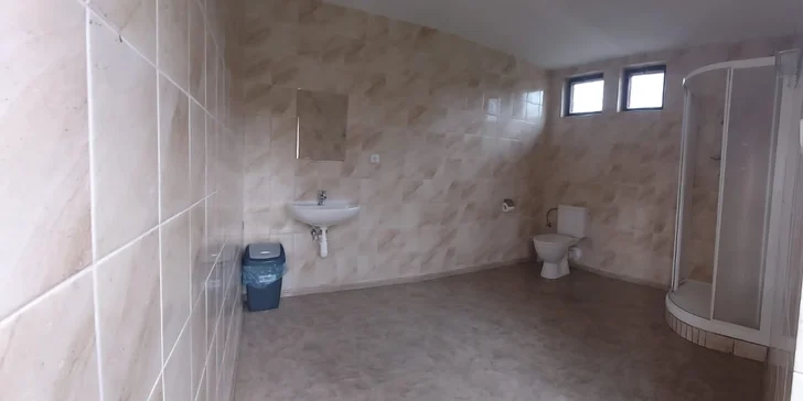 Sociální zařízení je společné.