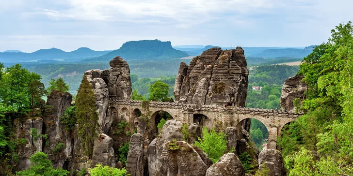Vydejte se na úžasnou skalní vyhlídku Bastei, ze které uvidíte na slavný most Basteibrücke.