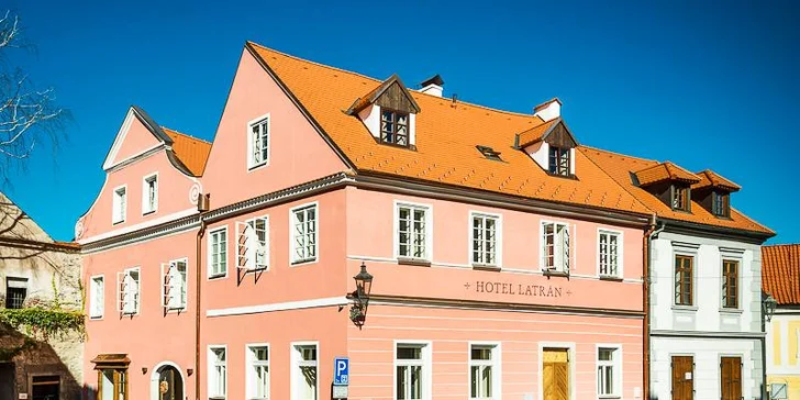 Nachází se v historickém centru města, blízko Minoritského kláštera. 