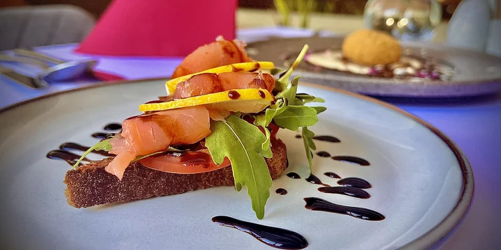V rámci 4chodového menu vás čeká mimo jiné předkrm v podobě uzeného lososa. 