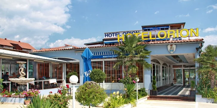 Hotel Orion má i bazén, denně tu budete mít snídaně a servírované večeře. 