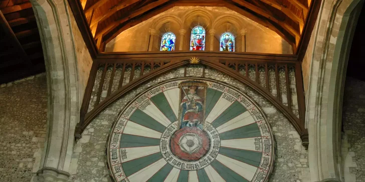 Ve Winchesteru si prohlédnete nejen nejstarší evropskou katedrálu Winchester Cathedral, ale také kulatý stůl krále Artuše v Great Hall, kde se podle legendy setkávali rytíři kulatého stolu.