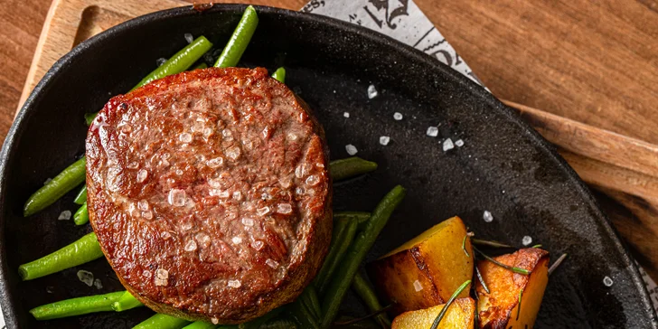 200 g Juhoamerický grilovaný hovädzí steak obalený v kruste z korenia,podávaný so zelenými fazuľkami a 200g pečenými zemiakmi s argentínskou omáčkou