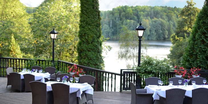 U hotelu jsou terasy s výhledem na jezero. 