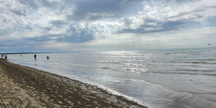 Pláže s pozvoľným vstupom do mora sú ideálne pre rodiny s deťmi.