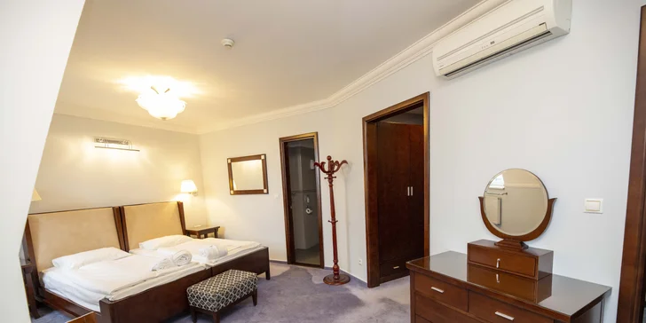 V pokoji je minibar, trezor, telefon, satelitní TV a klimatizace, kterou můžete nastavit, jak budete chtít.
