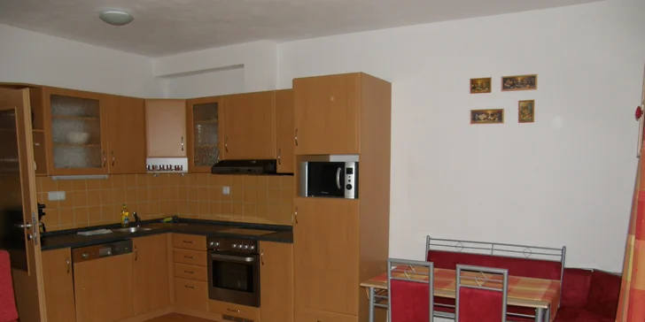 Kuychyňský kout je plně vybavený.