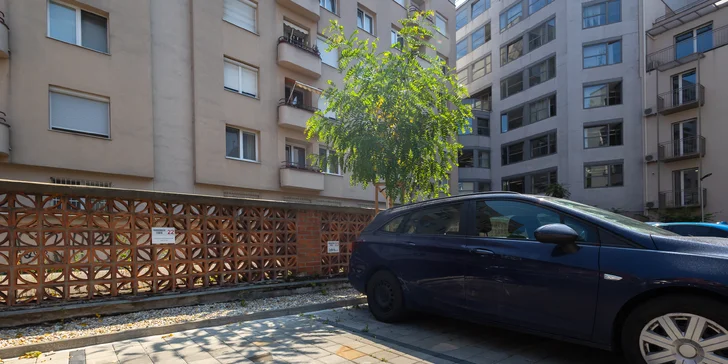 Parkovať môžete bezplatne v parkovacom boxe priamo pred salónom