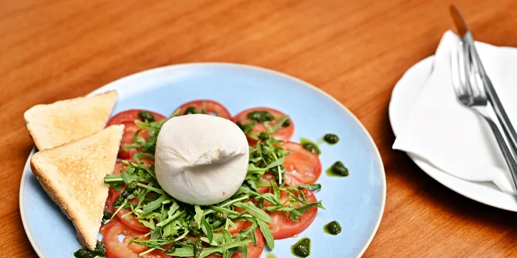 Jako předkrm vás rozmazlí lososový tatarák nebo plátky rajčat se sýrem Burrata, bazalkovým pestem, toastem a bylinkovým máslem. 