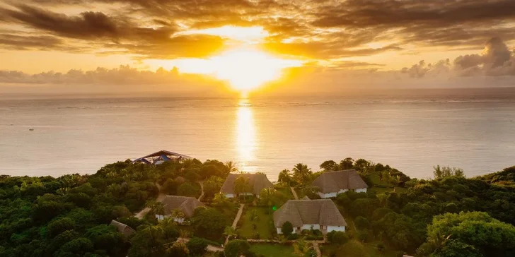 Hotel leží na polostrově s přímým přístupem k třem soukromým plážím s jemným bílým pískem a pozvolným vstupem do oceánu. 