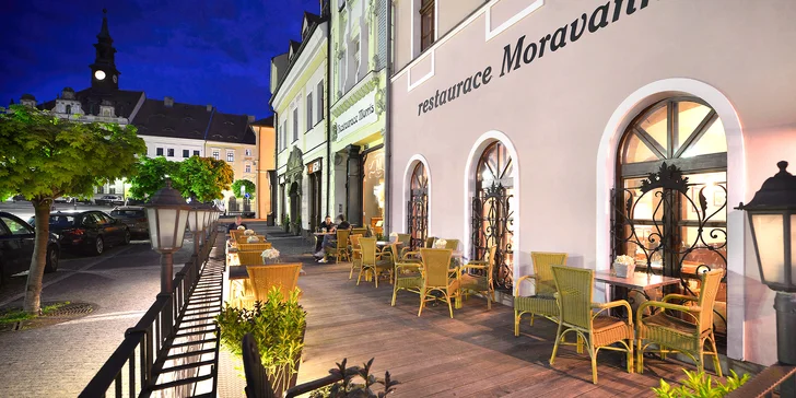 Hotel stojí na náměstí, vznikl propojením tří historických budov.