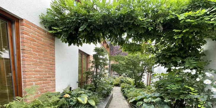 Hotelové atrium nabízí klid pro relaxaci. 