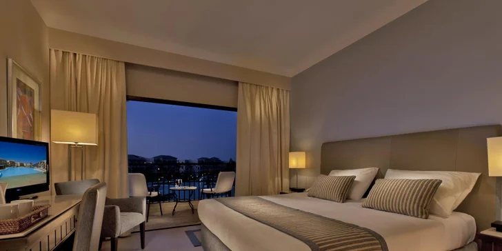 Superior pokoje (35 m²) jsou ideální pro páry, zatímco rodiny si zamilují Deluxe a rodinné pokoje (45 m²) s oddělenými prostory pro děti a samostatnou ložnicí. 

