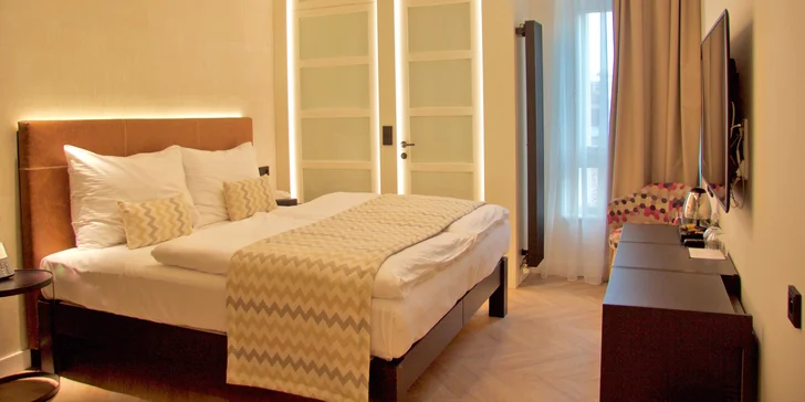 Pobyt v elegantním hotelu v Praze u Kinského zahrady: snídaně a lahev vína