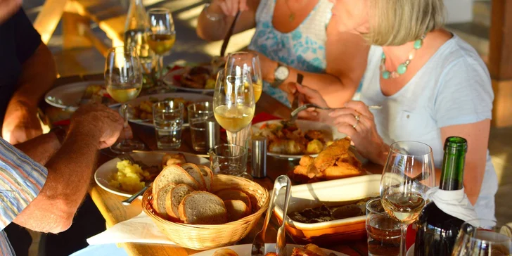 Menu bude opravdu pestré, ochutnáte tradiční pochoutky místní výroby.