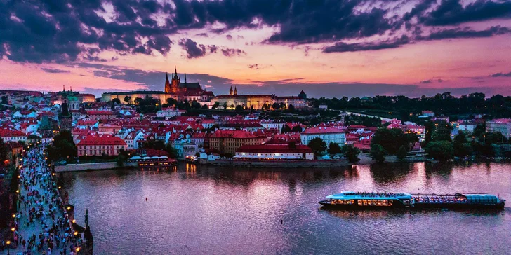 Plavba trvá 3 hodiny a uvidíte během ní například Pražský hrad, Rudolfinum a Karlův most. 