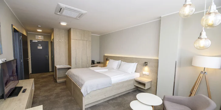 Na izbách je čajový a kávový set, LCD TV a minibar.