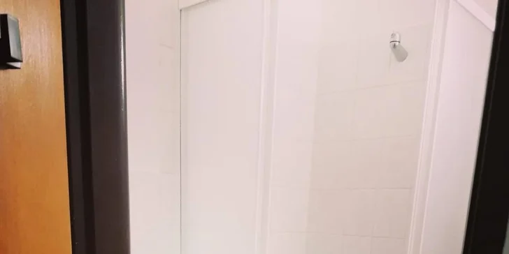 Každý pokoj disponuje vlastní koupelnou s toaletou.