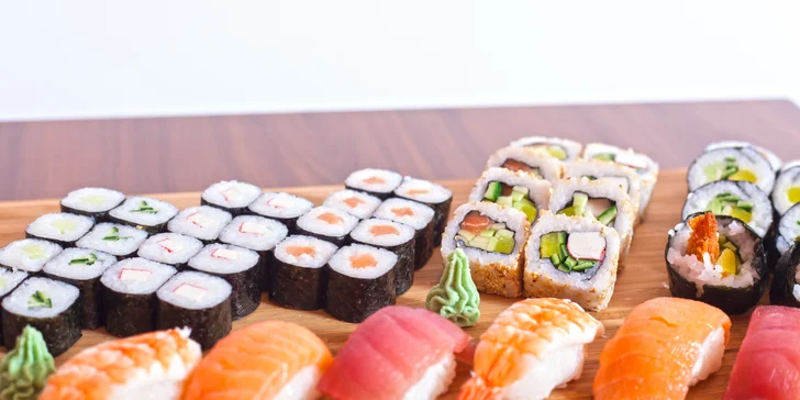 Pokud nebudete mít čas posedět, za příplatek vám vše připraví na odnos s sebou (na fotce maki, nigiri a california sushi set).