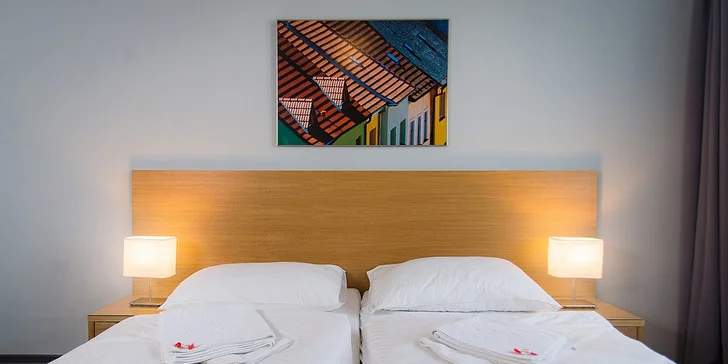 Pokoje prošly rekonstrukcí, nabízejí příjemné zázemí a praktické vybavení. 