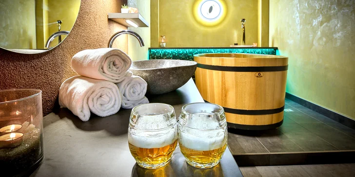V hotelu mají krásné wellness centrum s privátním whirlpoolem a dřevěnou kádí. V nabídce je i varianta s hodinovou koupelí.