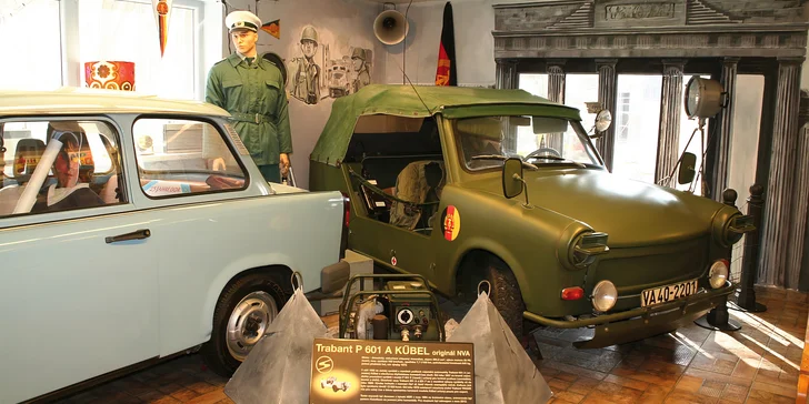 Vojenský Trabant Kübel tu společně s vojáky hlídá Brandenburskou bránu v Berlíně.