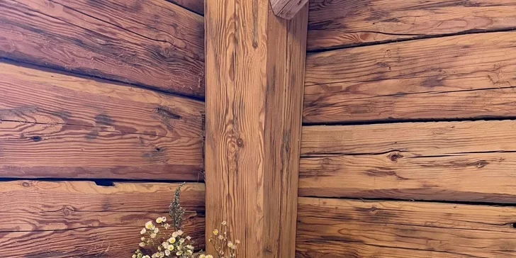 Bufetové raňajky sa podávajú v neďalekom penzióne Berry.