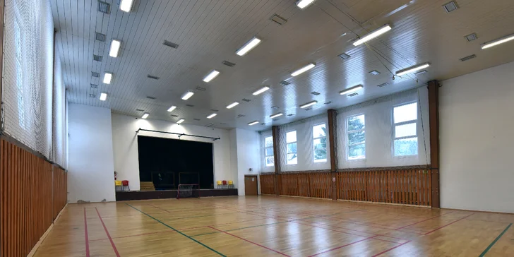 Sportovce potěší hala a fotbalové hřiště.