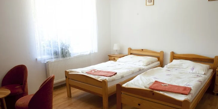 Ubytováni budete v komfortních pokojích s veškerým zázemím.