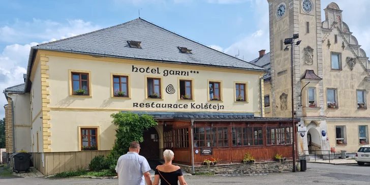 Restaurace s minipivovarem je 10 kroků od hotelu.
