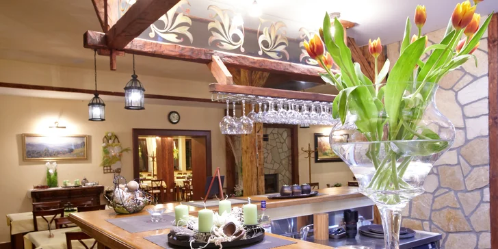 Restaurace Staré časy s celodenním provozem a vyhlášenou kuchyní.