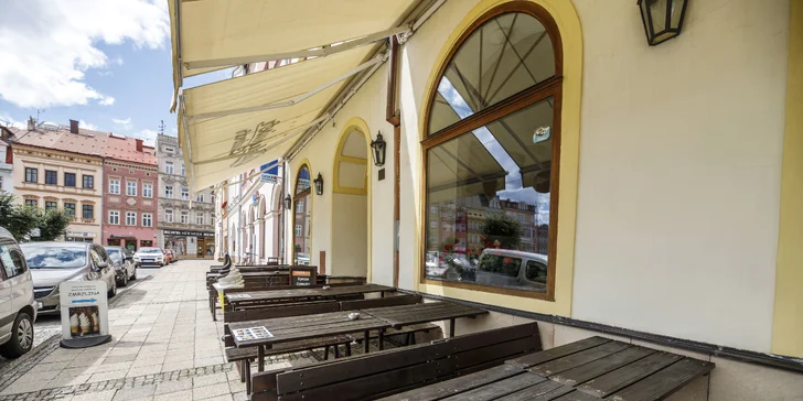 Za hezkého počasí můžete využít i posezení směrem na náměstí.